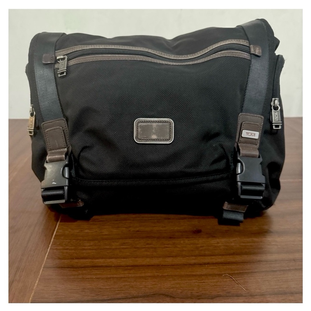 TUMI Alpha Bravo Benning Deluxe Messenger Bag Black Brown Nylon